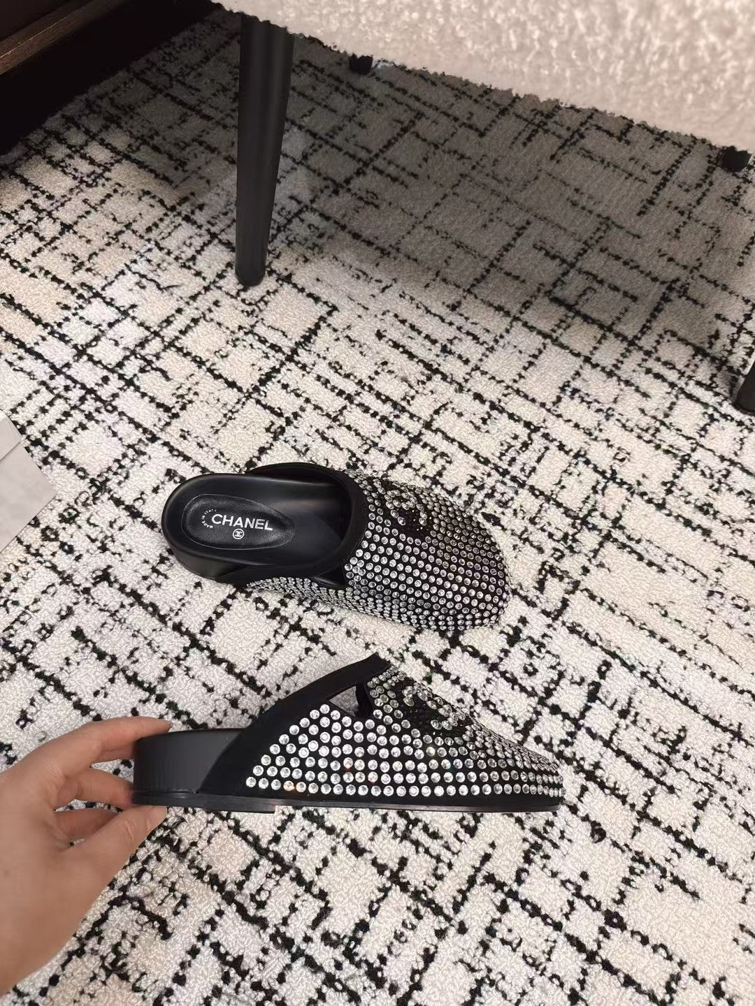 FLAT MULE IN  BLACK SUEDE WITH CRYSTALS