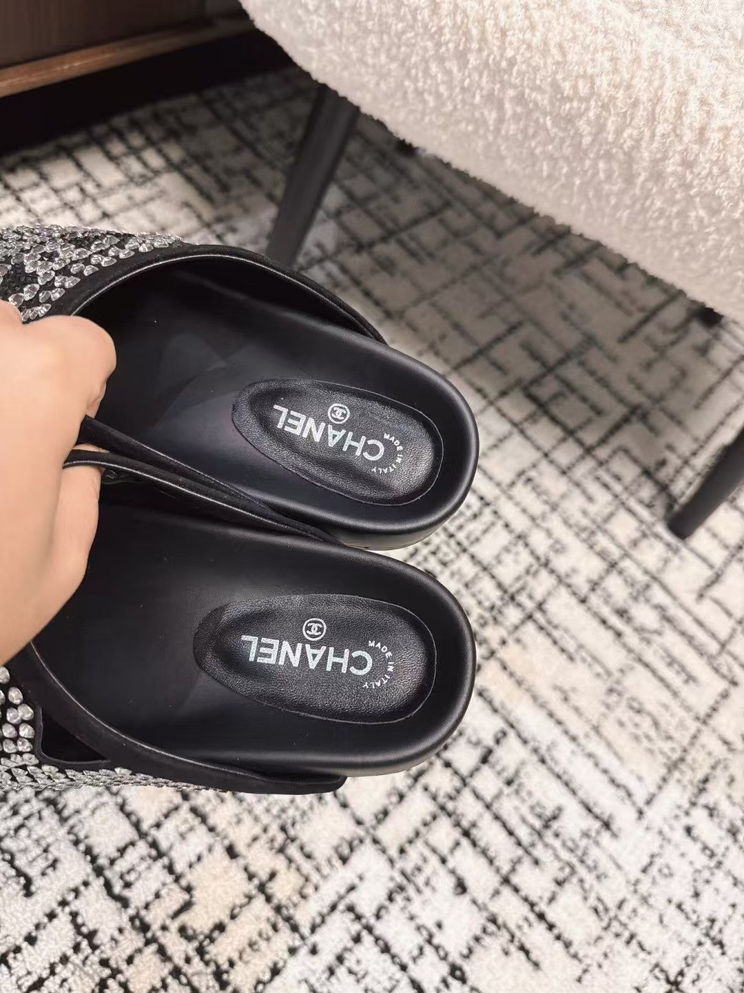 FLAT MULE IN  BLACK SUEDE WITH CRYSTALS