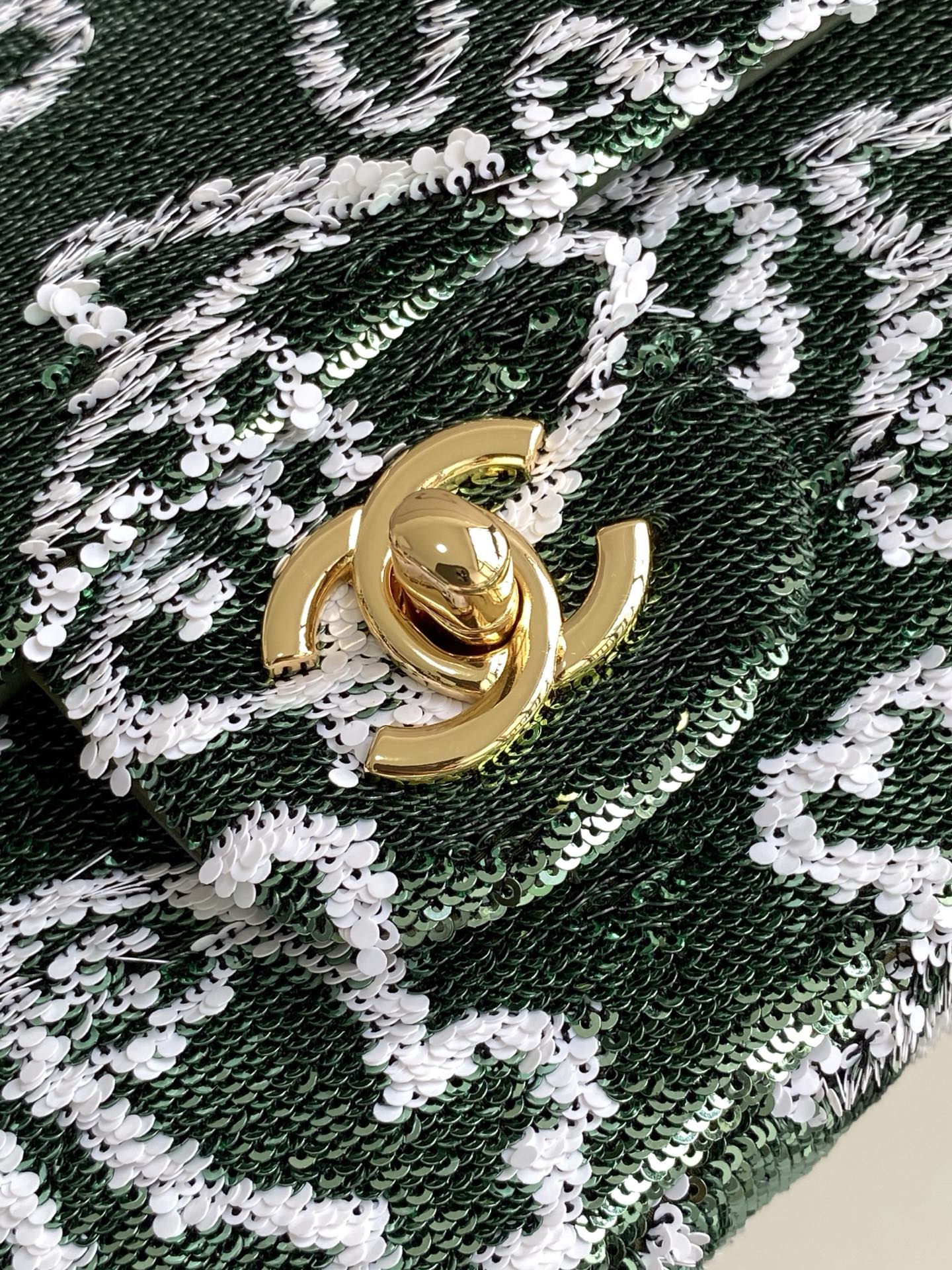FLAP BAG 21 IN BASIL GREEN MIX WHITE SHINY SEQUINS GOLD HARDWARE