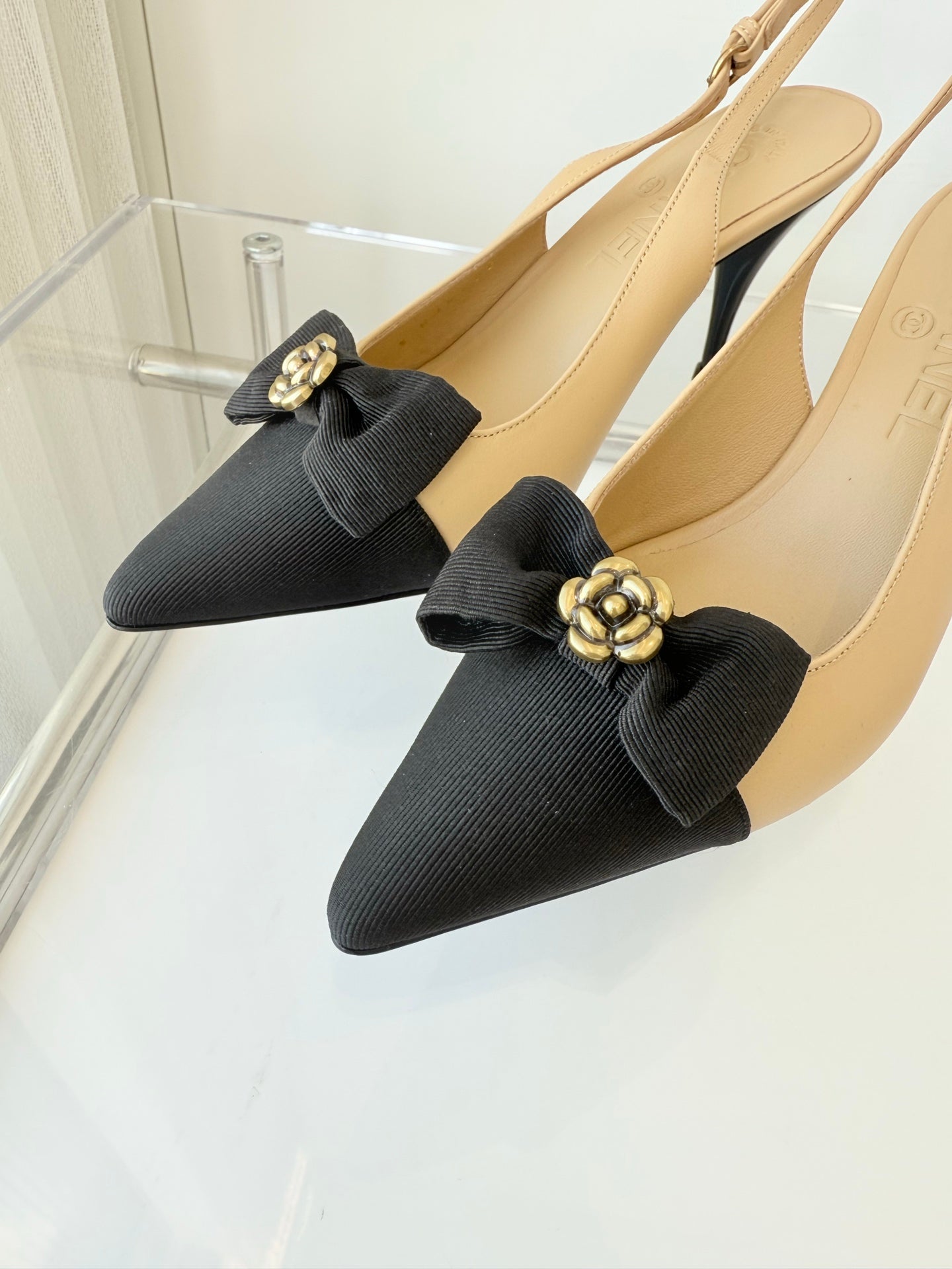 SLINGBACKS 80 MM IN BEIGE CALFSKIN AND BLACK CANVAS