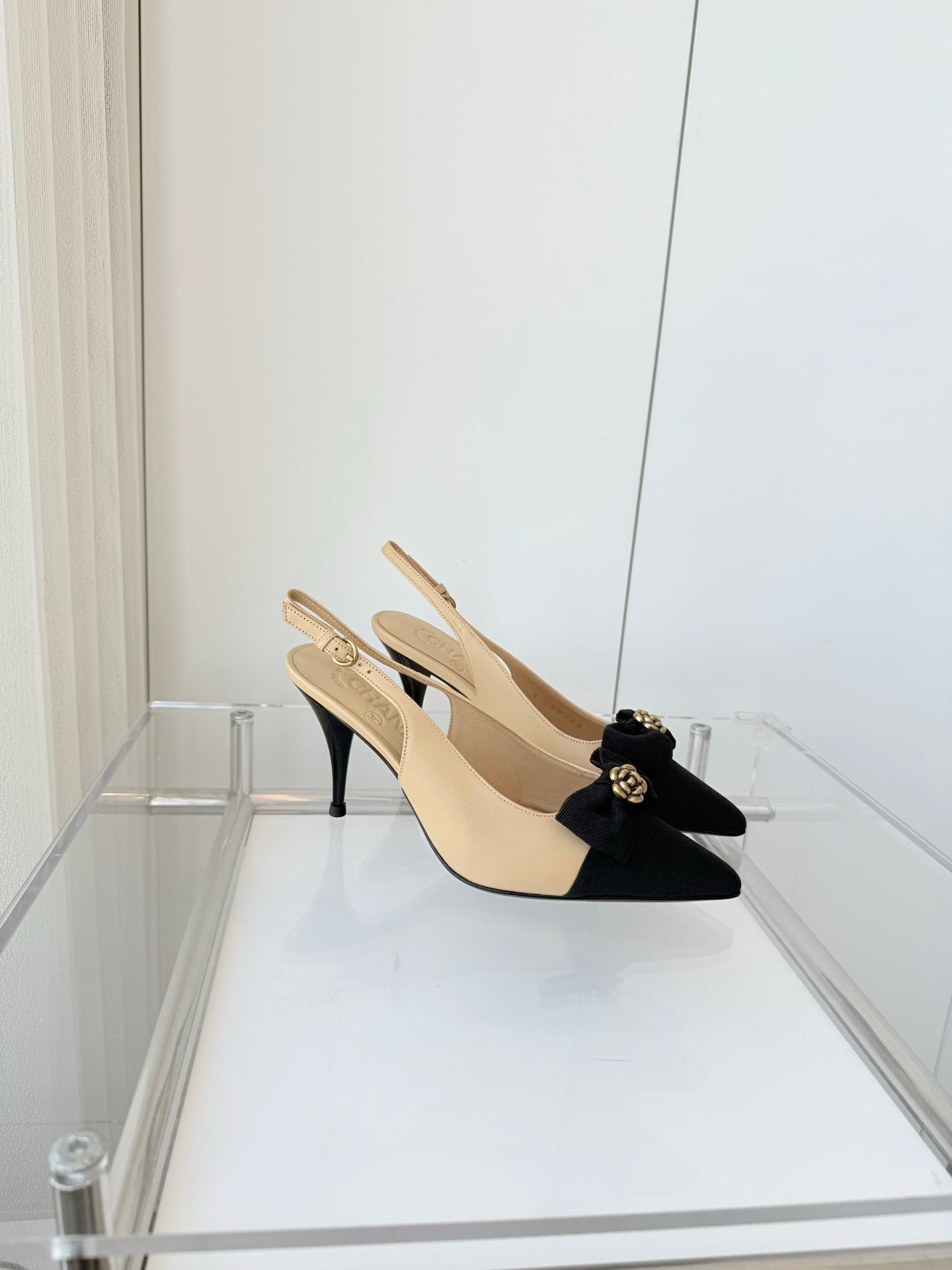 SLINGBACKS 80 MM IN BEIGE CALFSKIN AND BLACK CANVAS