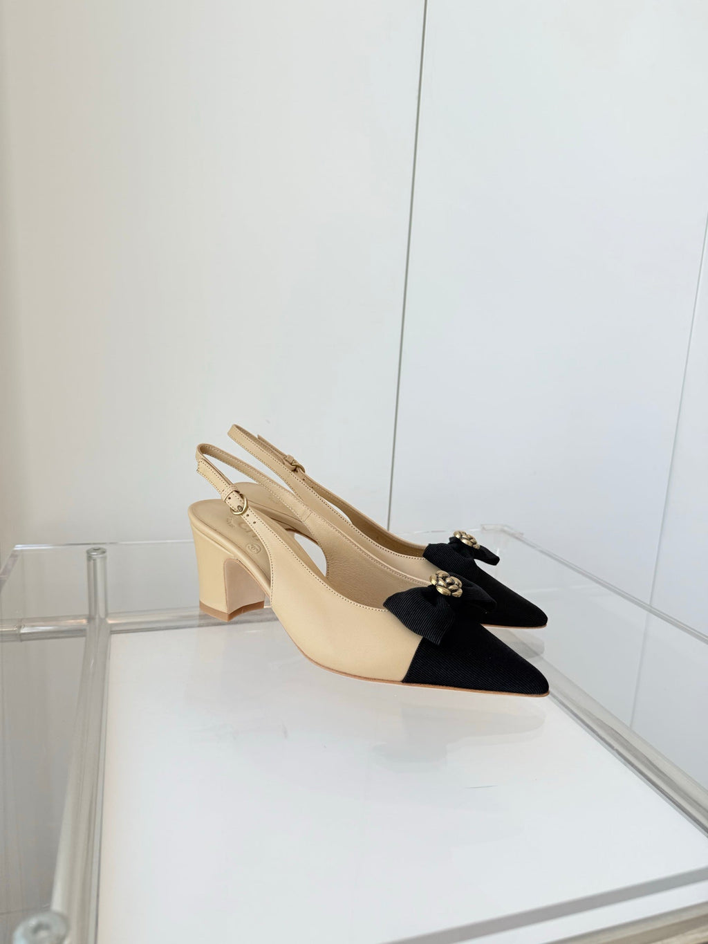 SLINGBACKS 65 MM IN BEIGE CALFSKIN AND BLACK CANVAS