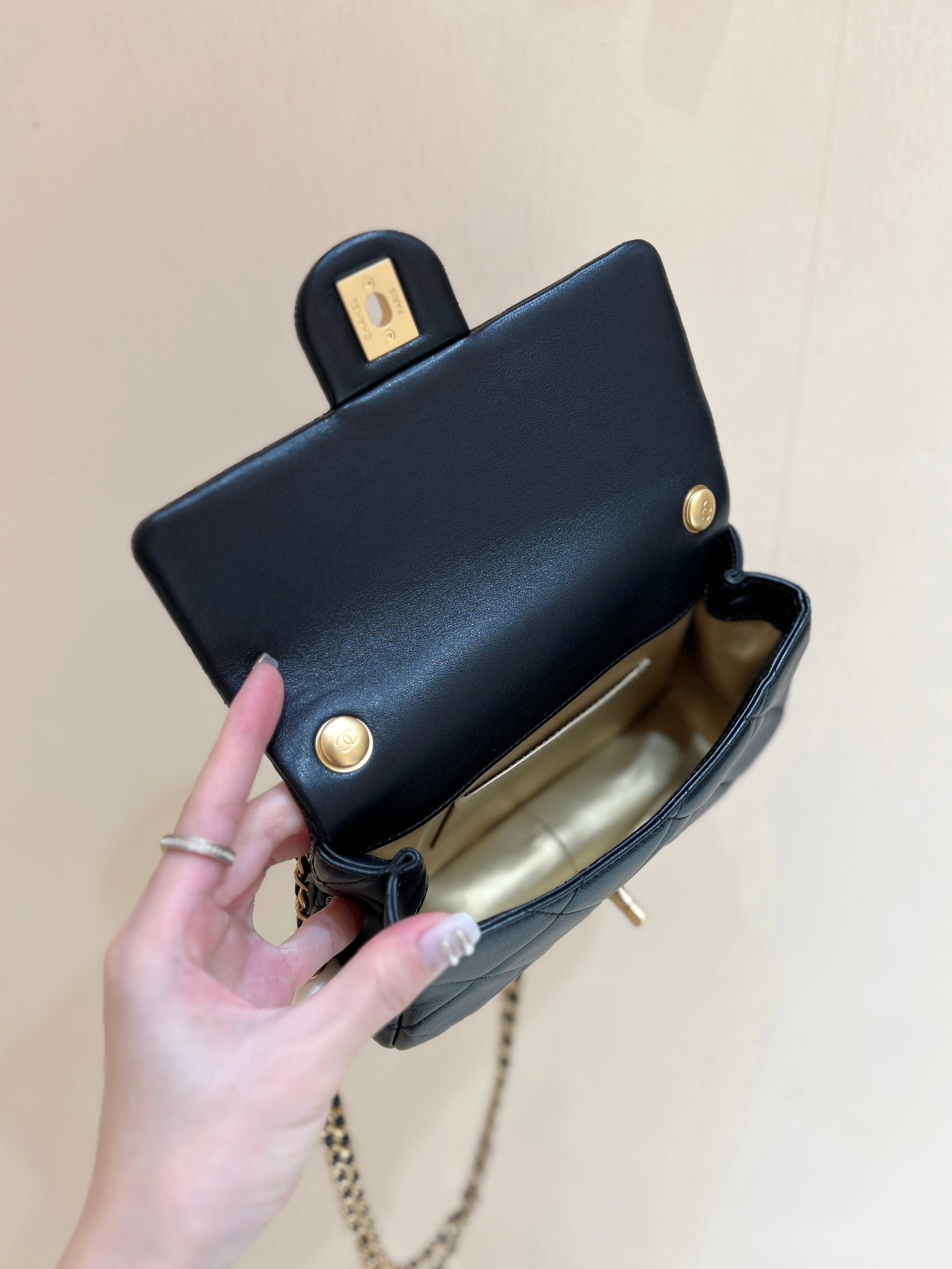 25S CHANEL CROSSBODY HANDBAG 20 IN BLACK LAMBSKIN WITH PEARL CHAIN