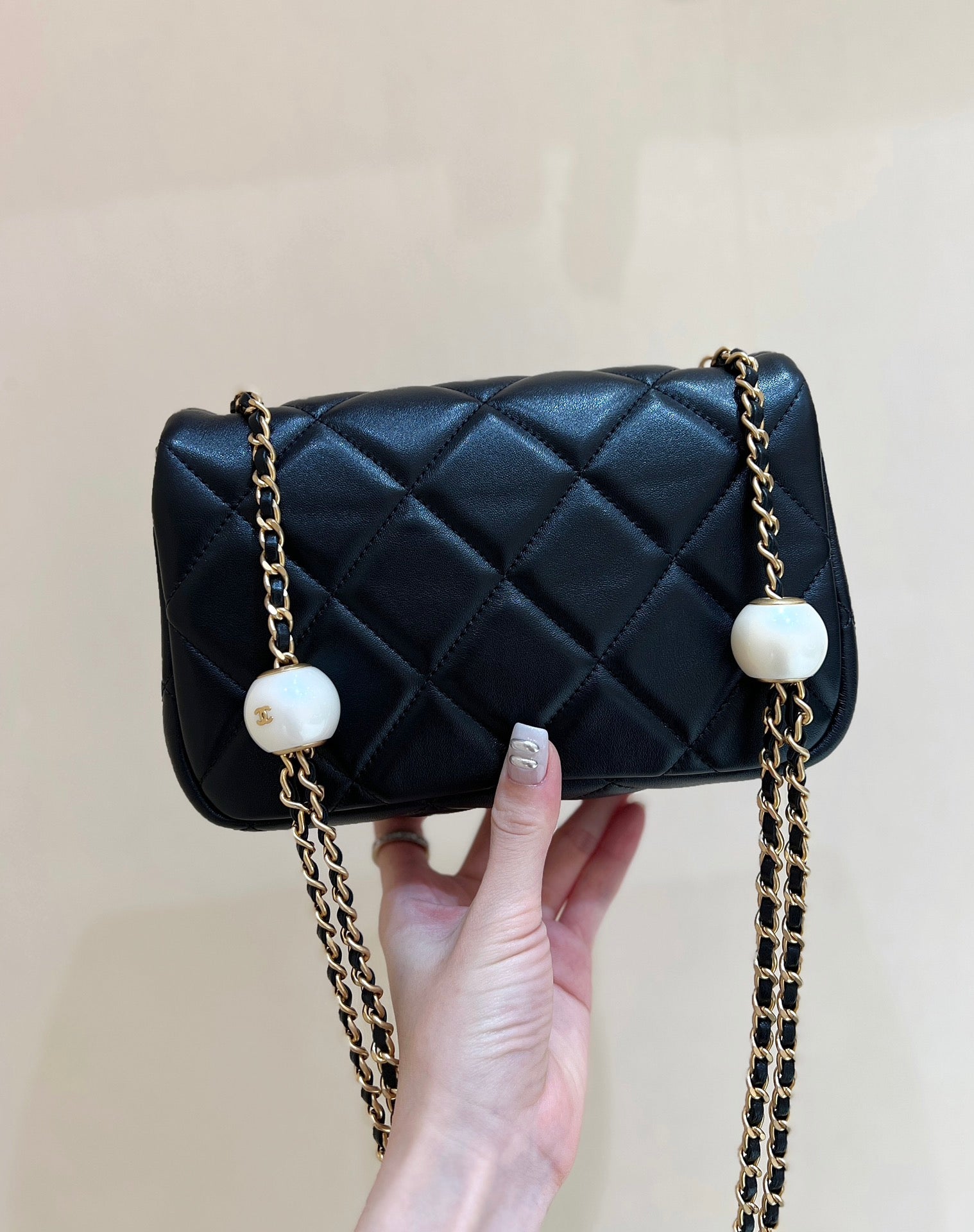 25S CHANEL CROSSBODY HANDBAG 20 IN BLACK LAMBSKIN WITH PEARL CHAIN
