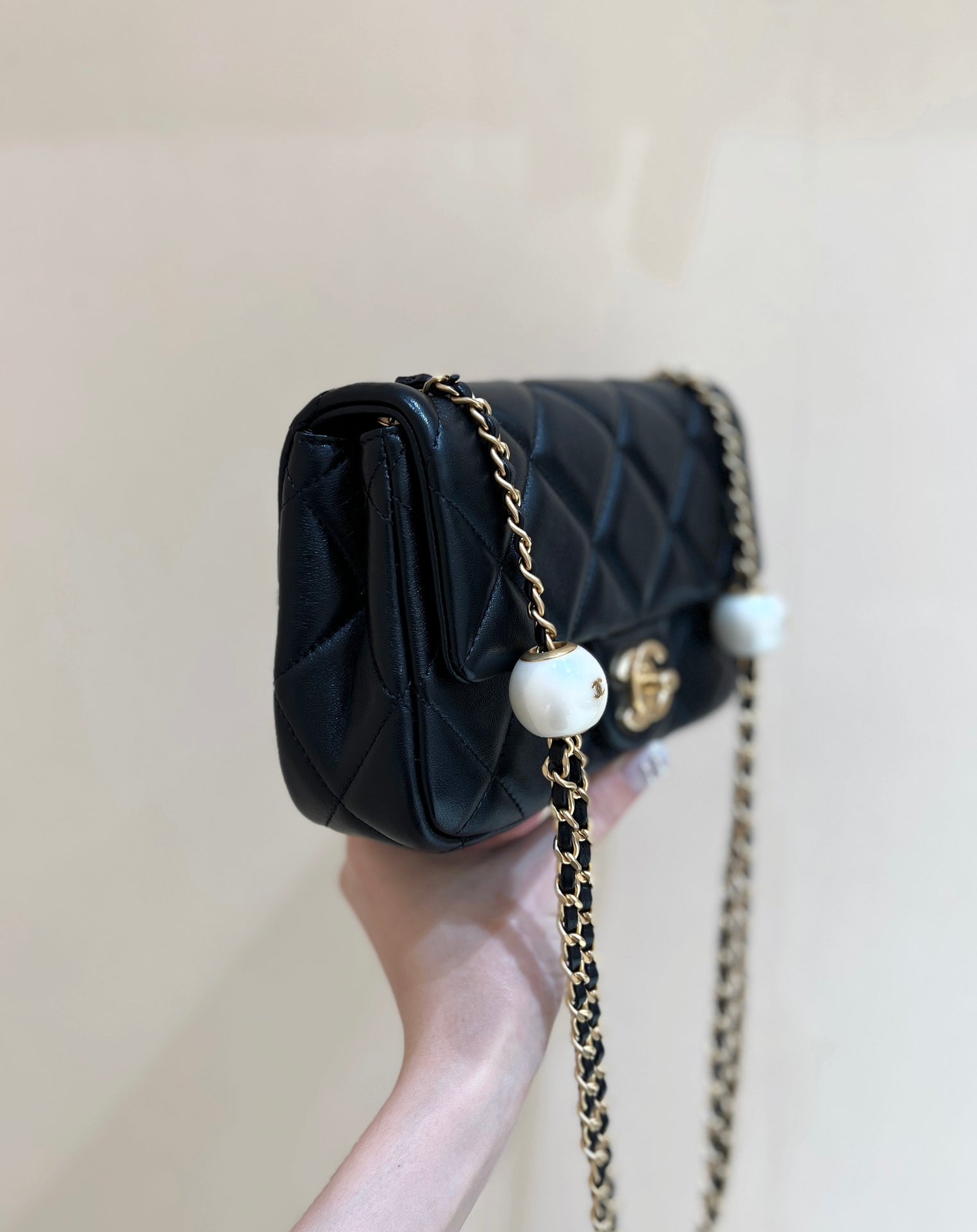 25S CHANEL CROSSBODY HANDBAG 20 IN BLACK LAMBSKIN WITH PEARL CHAIN
