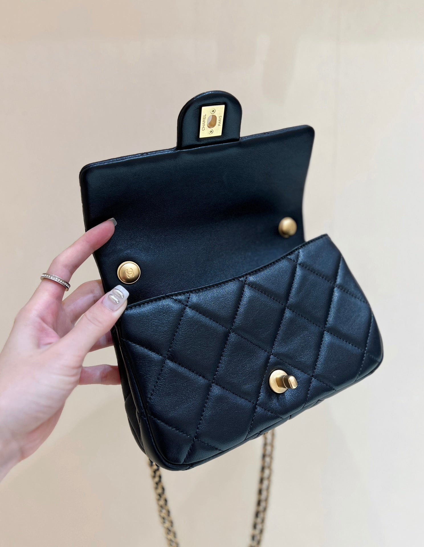 25S CHANEL CROSSBODY HANDBAG 20 IN BLACK LAMBSKIN WITH PEARL CHAIN