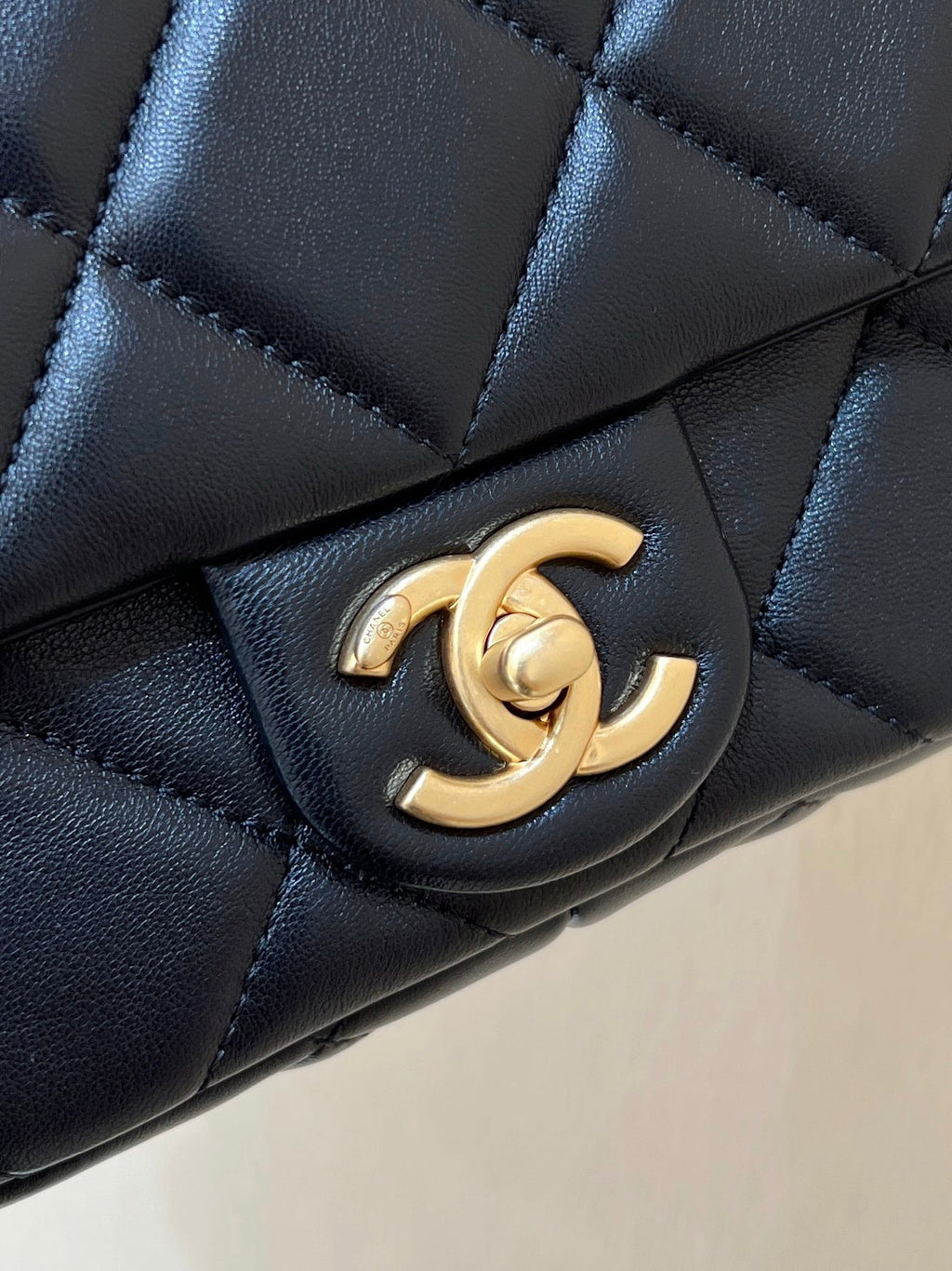 25S CHANEL CROSSBODY HANDBAG 20 IN BLACK LAMBSKIN WITH PEARL CHAIN
