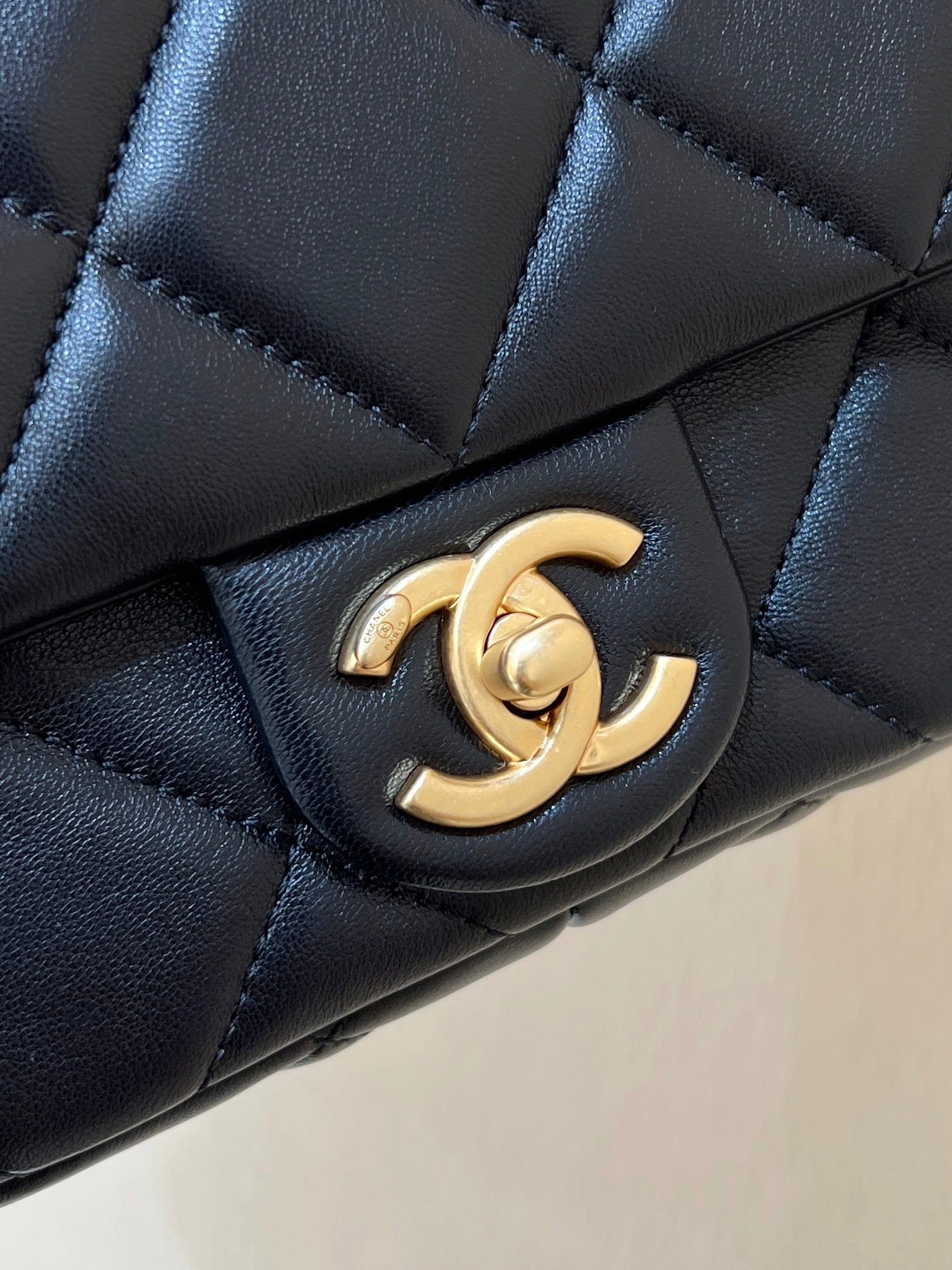 25S CHANEL CROSSBODY HANDBAG 20 IN BLACK LAMBSKIN WITH PEARL CHAIN