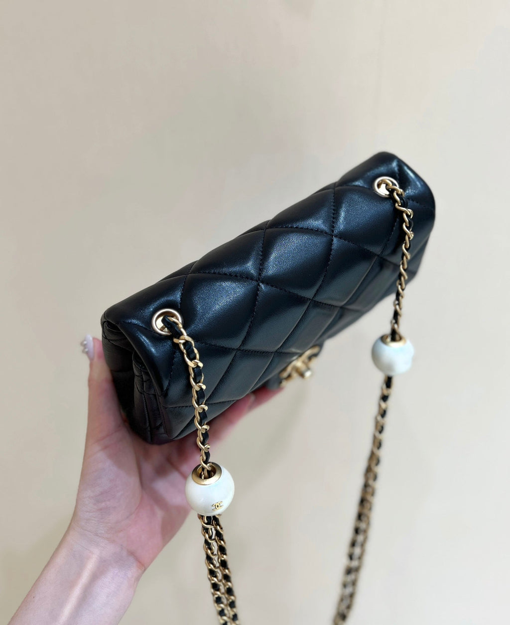 25S CHANEL CROSSBODY HANDBAG 20 IN BLACK LAMBSKIN WITH PEARL CHAIN