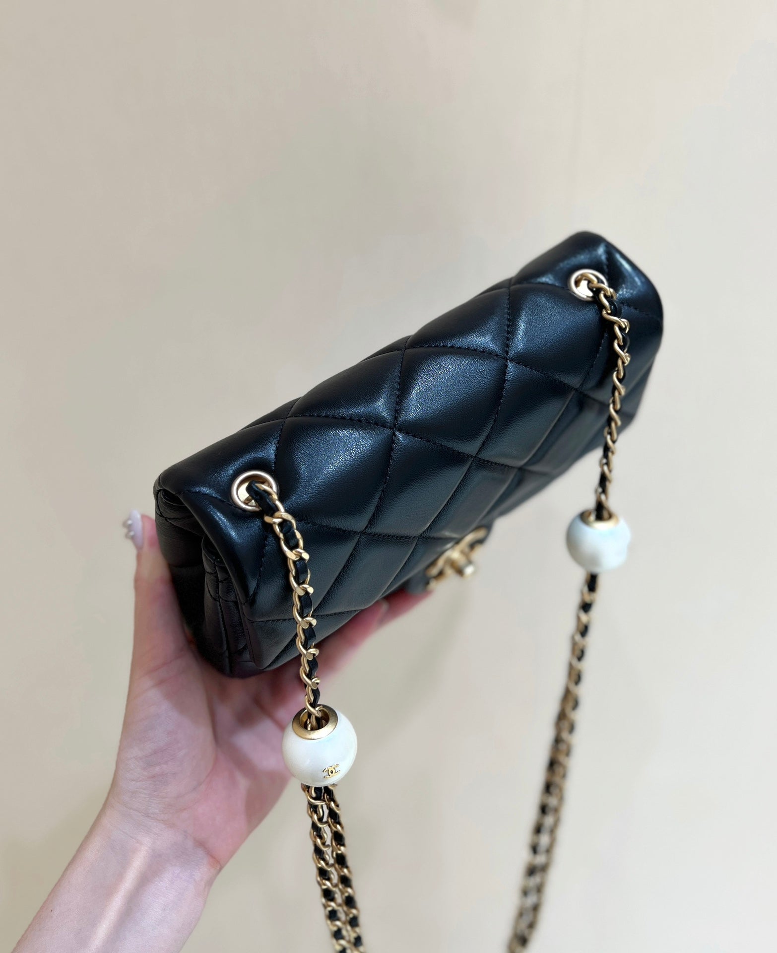 25S CHANEL CROSSBODY HANDBAG 20 IN BLACK LAMBSKIN WITH PEARL CHAIN