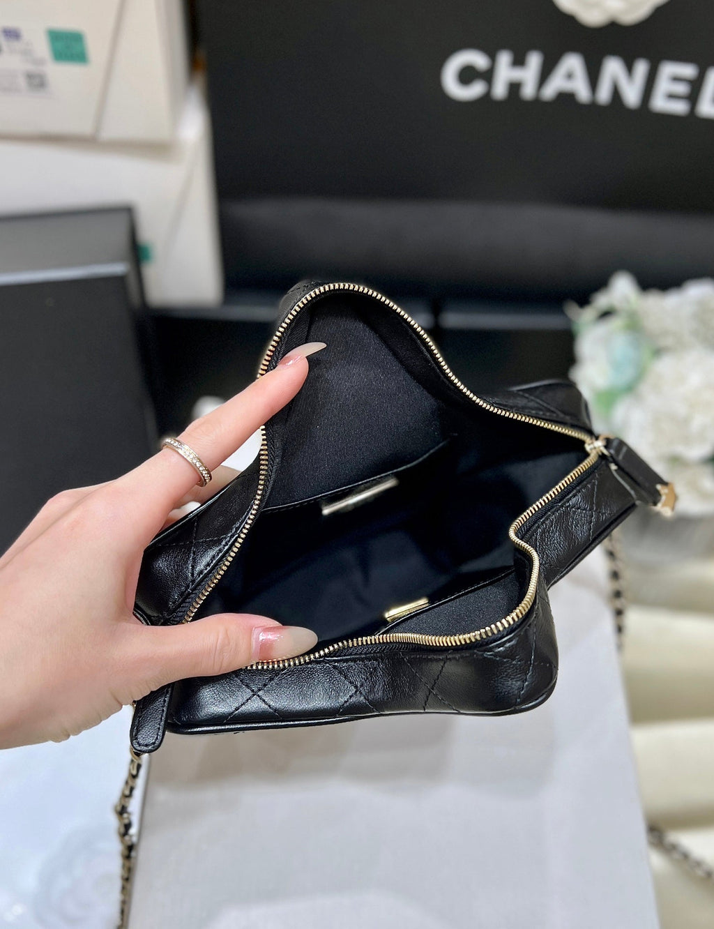 CC STAR CROSSBODY BAG 22 IN BLACK CALFSKIN GOLD HARDWARE