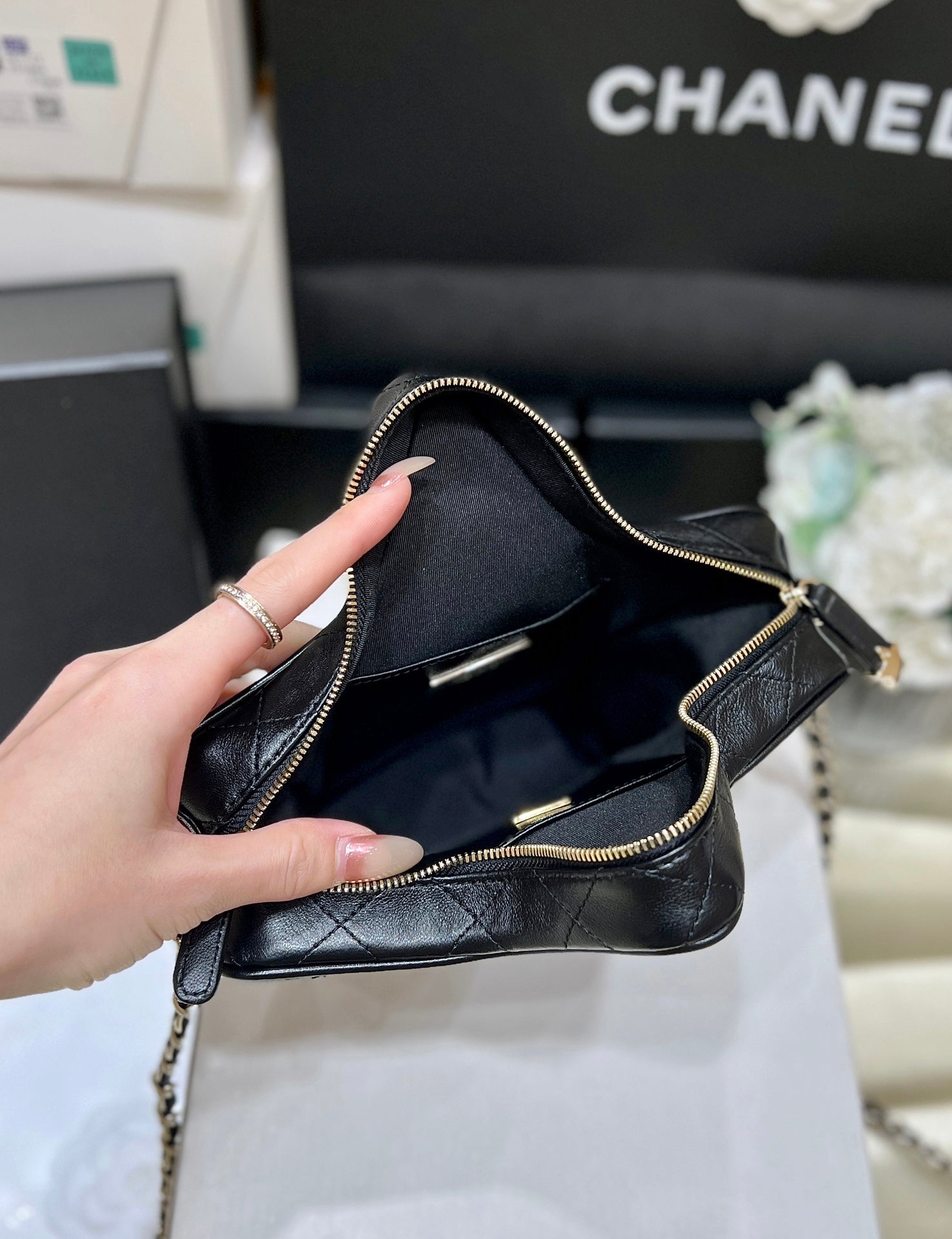 CC STAR CROSSBODY BAG 22 IN BLACK CALFSKIN GOLD HARDWARE
