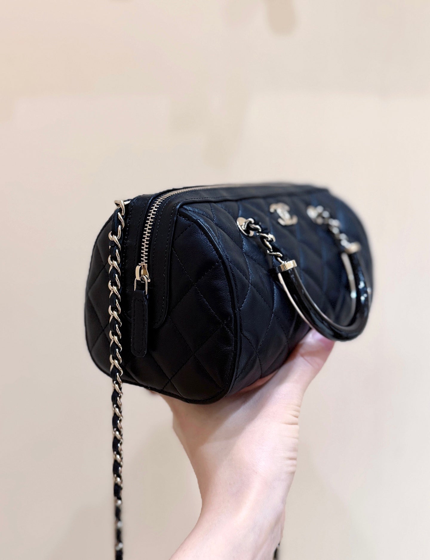 BOSTON MATELASSE CAVIAR SHOULDER HANDBAG 18 IN BLACK LAMBSKIN