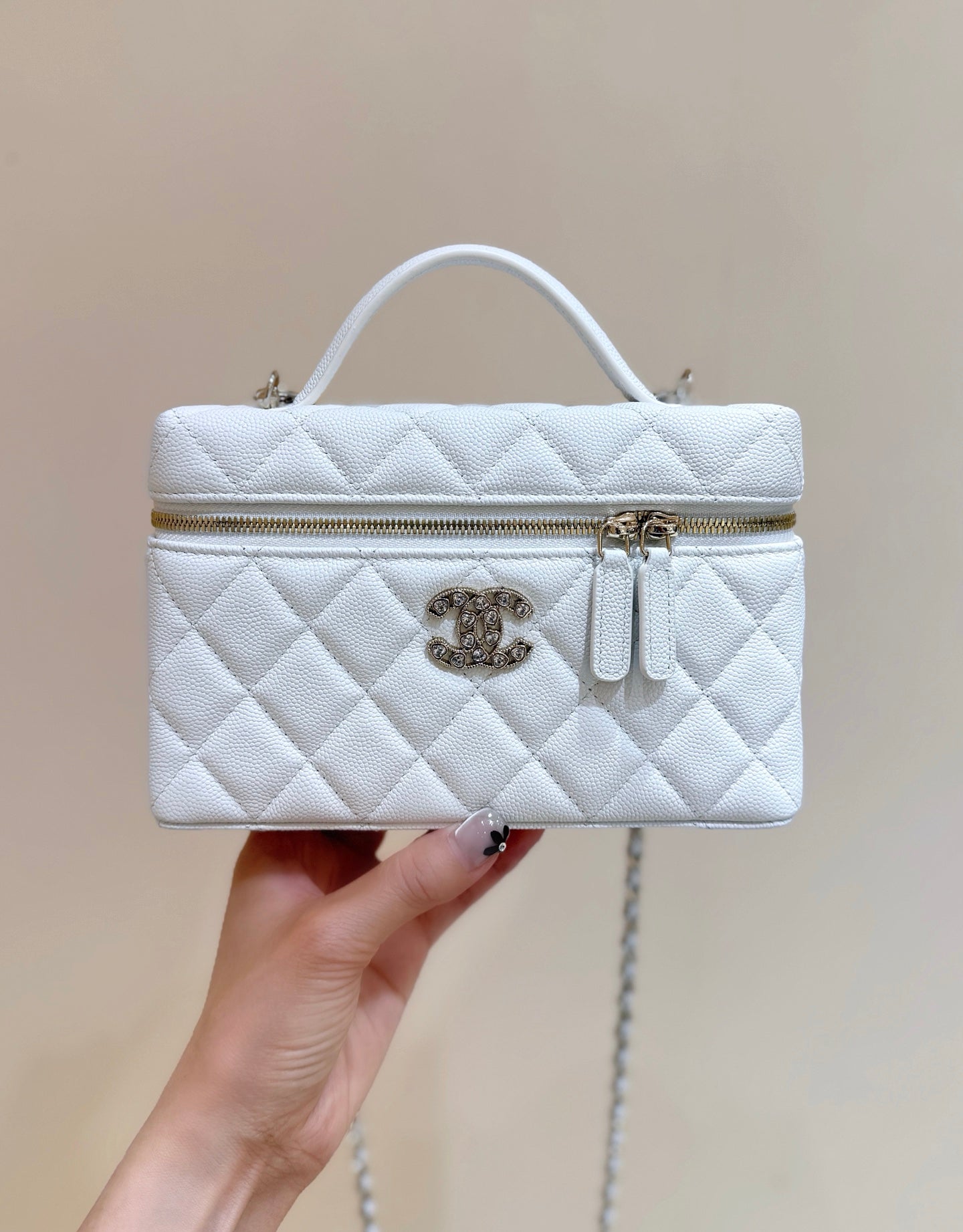 STRASS VANITY QUILTED CASE 19 IN WHITE CALFSKIN WITH GOLD METALLIC