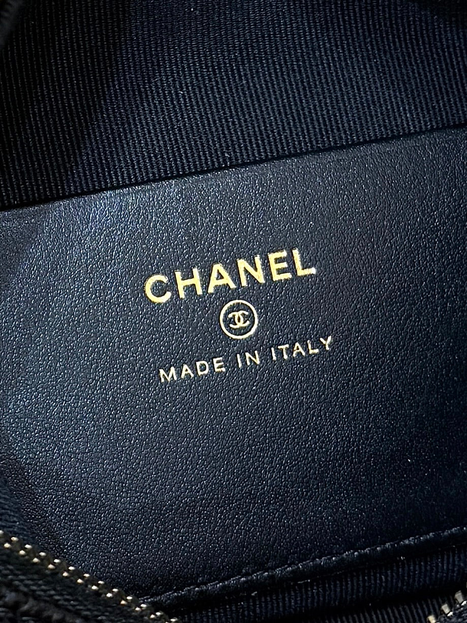 CHANEL 25S HOBO BAG 21 IN BLACK GRAINED CALFSKIN EMBELLISHED LOGO