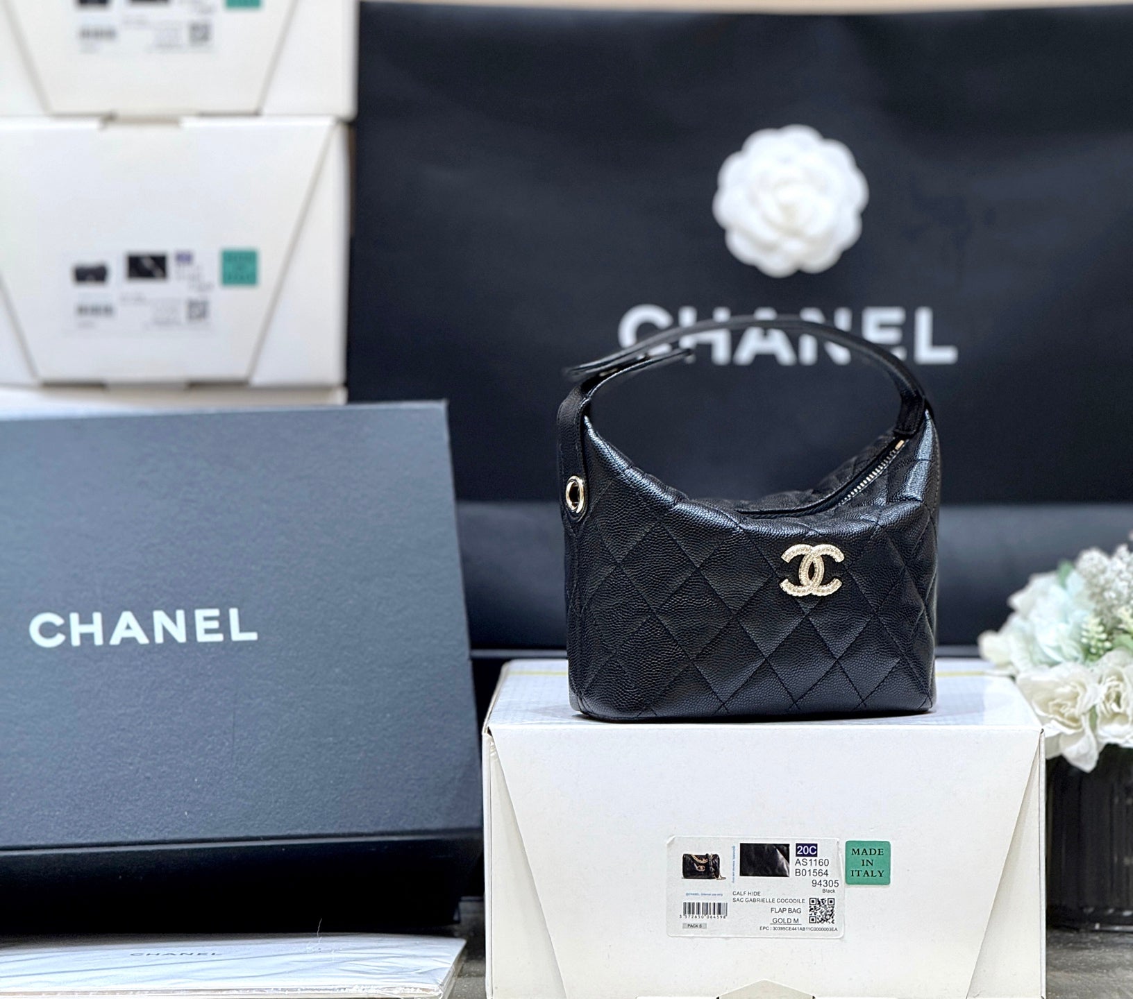 CHANEL 25S HOBO BAG 21 IN BLACK GRAINED CALFSKIN EMBELLISHED LOGO